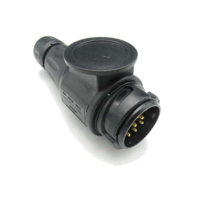 Conector para engate de reboque preto com 7 pinos dourados e tampa