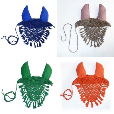 Quatro capas de crochê coloridas com orelhas em tecido e franjas