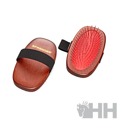 Escova com base em madeira, cerdas metálicas e faixa elástica preta