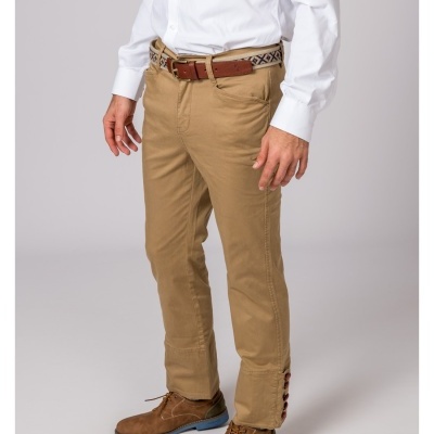 Calças bege, camisa branca, cinto castanho padrão e sapatos camurça castanhos.