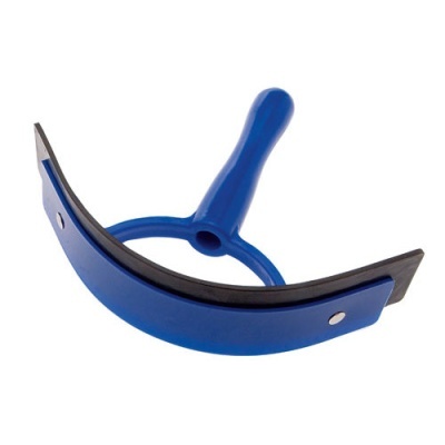 Raspador azul com lâmina preta curva e cabo curto