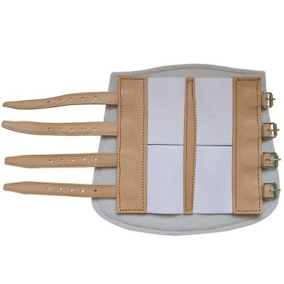 Suporte ortopédico em couro castanho claro e tecido branco com fivelas metálicas