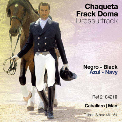 Homem com casaco preto de equitação, calças brancas, segurando capacete e conduzindo cavalo marrom
