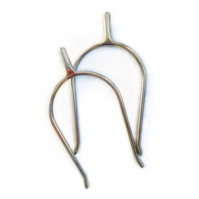 Dois espore metálicos prateados sobre fundo branco