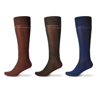 Três pares de meias altas castanha, preta e azul com faixas elásticas superiores