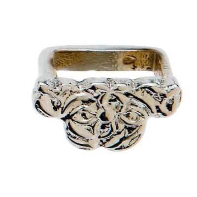 Anel prateado quadrado com padrão de rosas em relevo