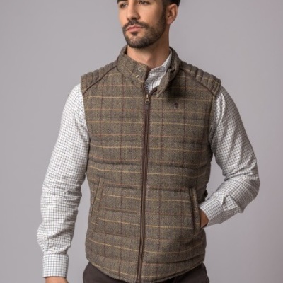 Colete masculino xadrez castanho com fecho de correr e ombros acolchoados
