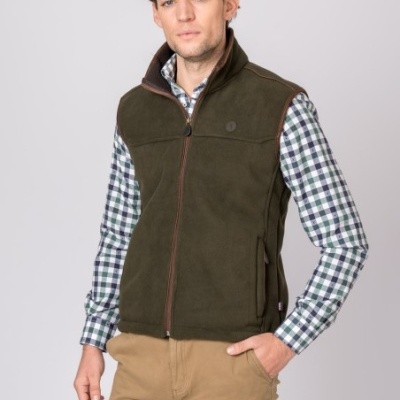 Homem com colete verde-escuro, camisa xadrez e calças bege