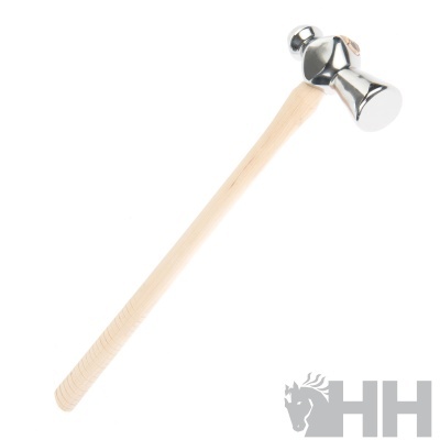Martelo com cabo de madeira e cabeça metálica prateada