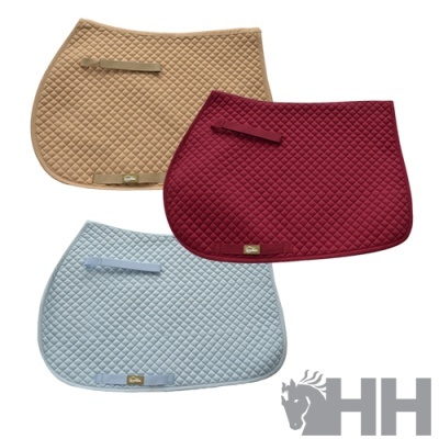 Três mantas de sela acolchoadas em bege, bordô e azul claro com etiquetas Horka e logotipo HH cinzento