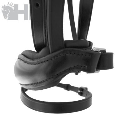 Peça preta em couro com costuras e argolas metálicas