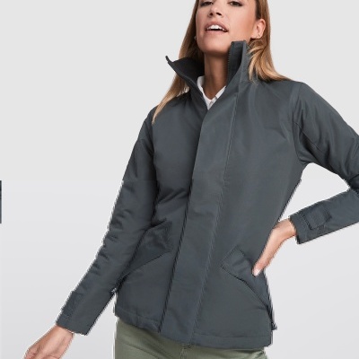 Mulher a usar casaco cinzento escuro com gola subida e bolsos