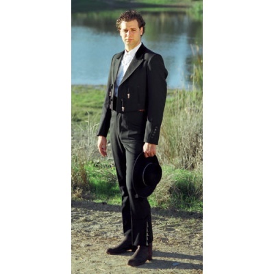 Homem com fato tradicional preto e chapéu junto a lago