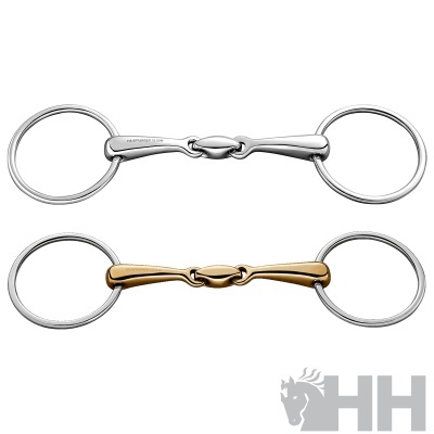 Duas rédeas metálicas para cavalo, uma prateada e outra dourada, em fundo branco.