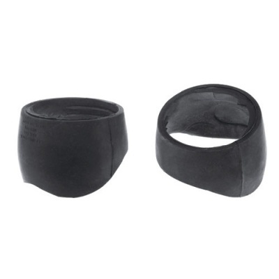 Duas tampas pretas em material flexível sobre fundo branco