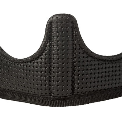 Suporte ou cinta preta perfurada, textura sólida, costuras evidentes, fundo branco