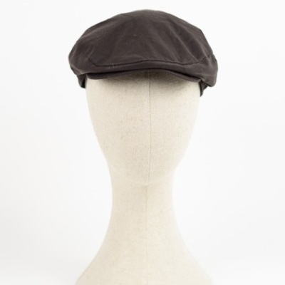 Boina castanha escura em tecido num manequim creme