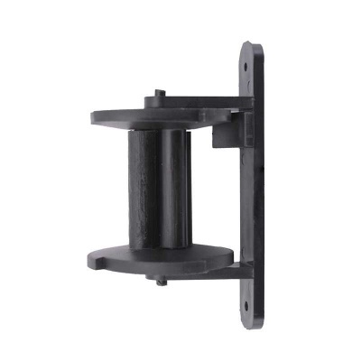 Suporte de parede em metal preto com base rectangular e estrutura cilíndrica.