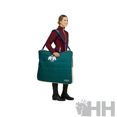 Mala ou saco de transporte verde escuro com desenho branco de cavalo e palavra AMIGO, segurado por mulher com casaco vinho.