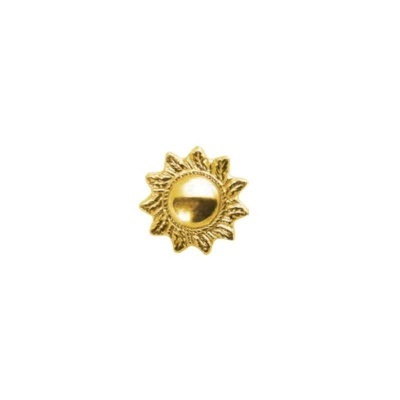 Pendente dourado em forma de sol com detalhes texturizados