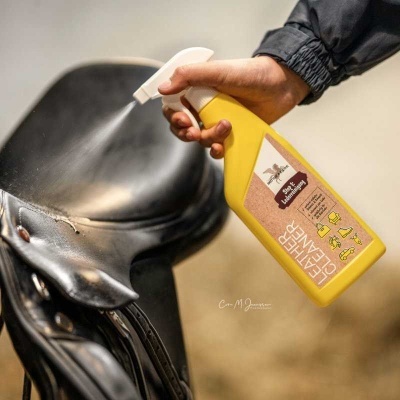 Frasco amarelo de spray a limpar sela preta de couro