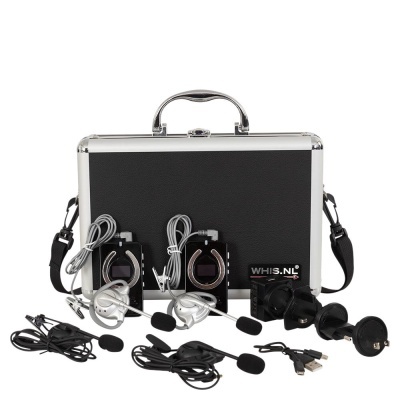 Equipamento de áudio com mala rígida preta e acessórios em fundo branco