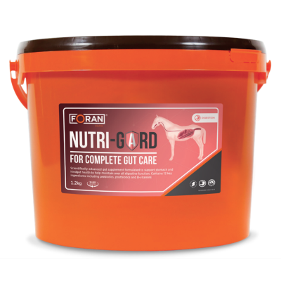 Recipiente laranja FORAN NUTRI-GARD para cuidados digestivos de cavalos