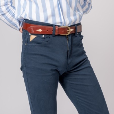 Calças azuis escuras com cinto castanho de couro e camisa branca às riscas azuis