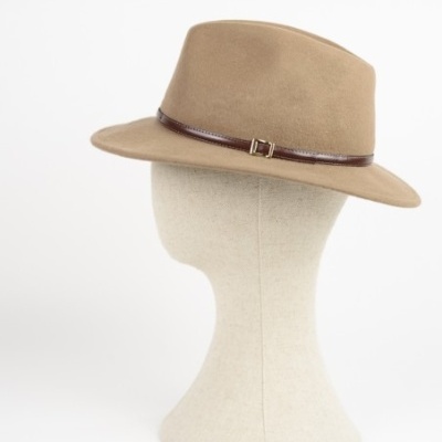 Chapéu castanho de feltro com faixa de couro em manequim