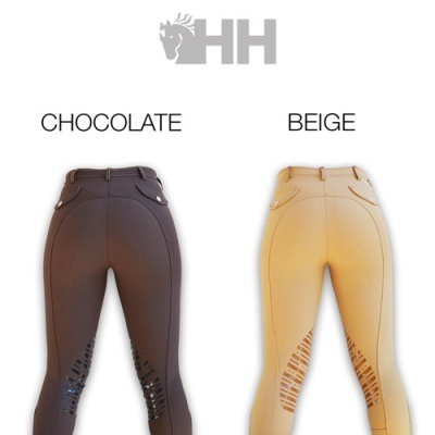 Duas calças de equitação, uma chocolate e outra bege, com adesivos antiderrapantes nas panturrilhas