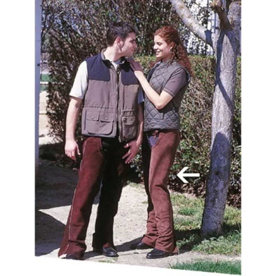 Dois jovens com coletes cinzentos e calças castanhas junto a uma árvore num espaço exterior