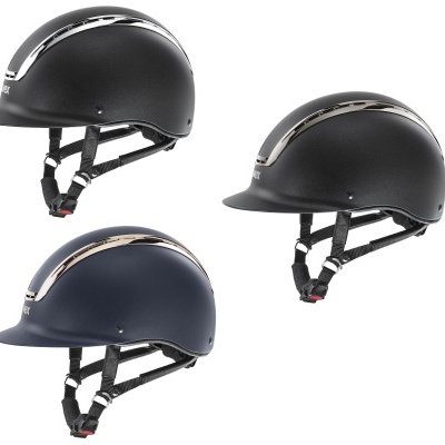 Três capacetes de equitação com faixas prateadas em diferentes acabamentos e cores