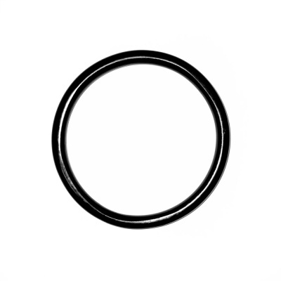 Anel O-ring preto circular de borracha com acabamento brilhante em fundo branco