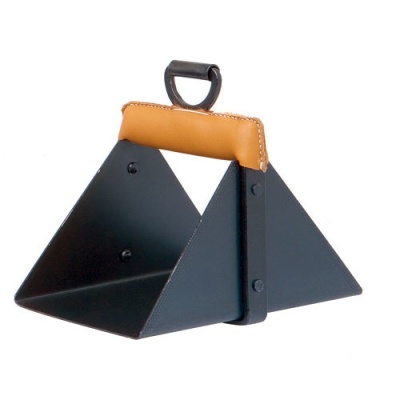 Suporte metálico triangular preto com alça castanha