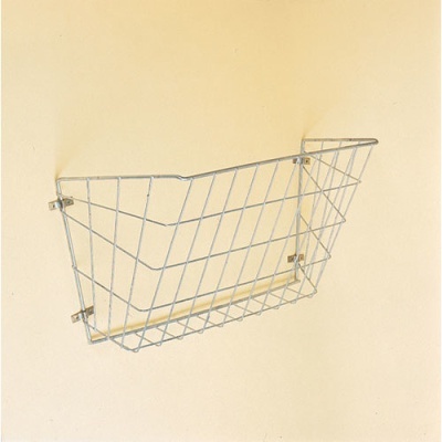 Cesto de arame metálico preso à parede creme