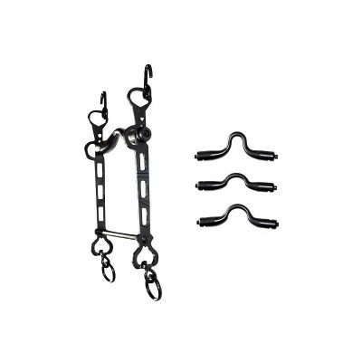 Acessórios metálicos pretos para equitação contra fundo branco