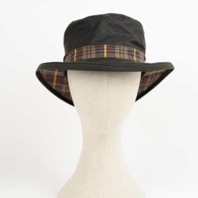 Chapéu tipo pescador preto com padrão xadrez interior
