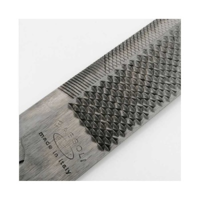 Lima de metal com diferentes texturas e texto BASSSOLI made in italy