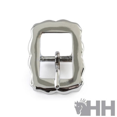 Fivela metálica prateada com contornos ondulados