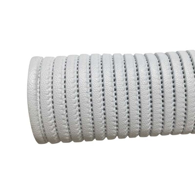 Mangueira branca flexível com sulcos regulares