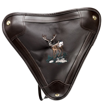 Capa de couro castanho com bordado de veado
