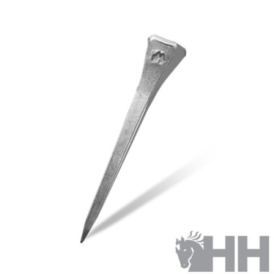 Taco de metal cinzento com a letra M e fundo branco