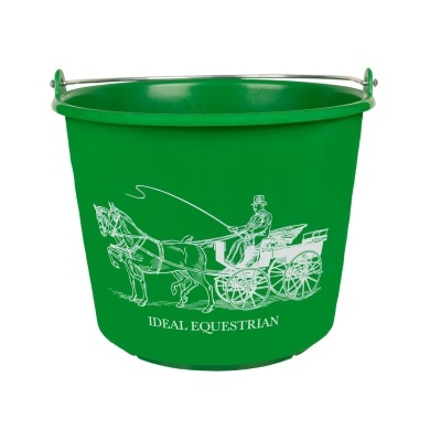 Balde verde com estampa de carroça e texto Ideal Equestrian