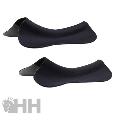 Duas palmilhas pretas anatómicas com textura lisa sobre fundo branco