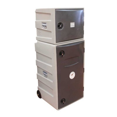 Contentores empilháveis cinza e castanhos com texto 'OUT OF ORDER'