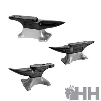 Três bigornas pequenas de metal com bases prateadas e topo preto, cada uma com texto gravado.