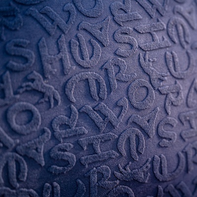 tecido azul com relevo em letras e números