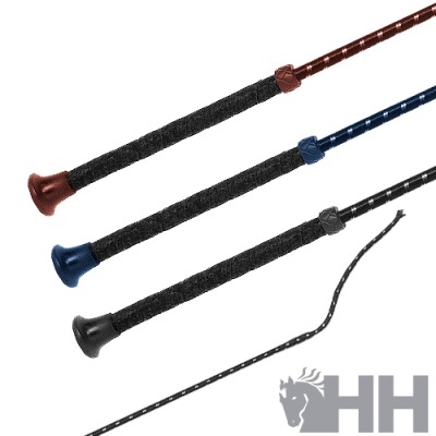 Três chicotes coloridos com cabo preto texturizado em fundo branco