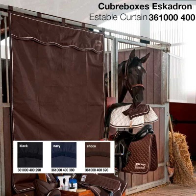 Boxe de cavalo com cortina marrom escuro, cavalo e acessórios de equitação marrons