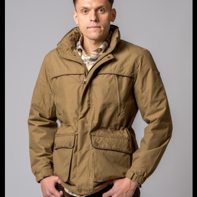 Homem a vestir casaco castanho com bolsos grandes e fecho de correr